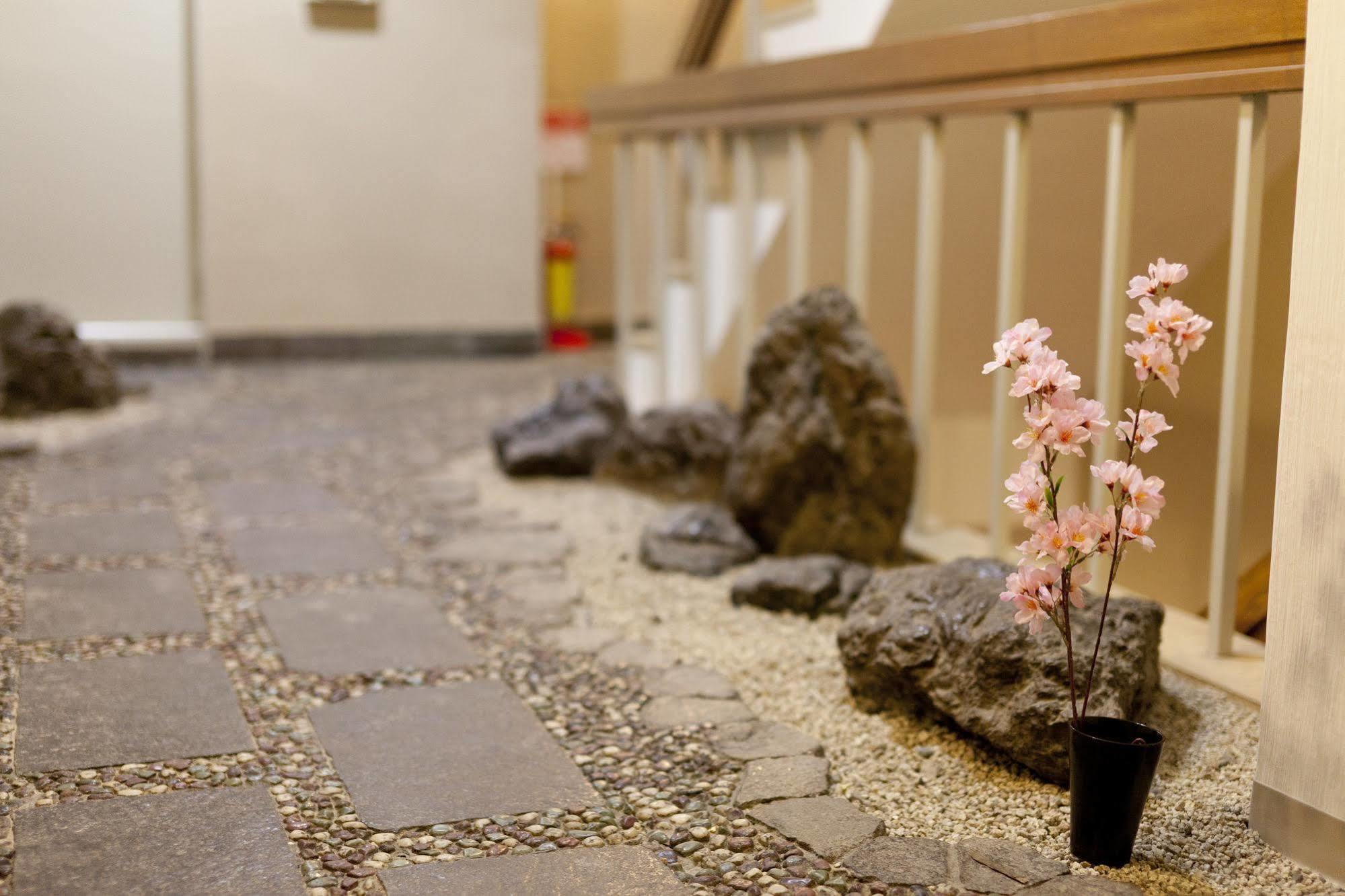 Отель Shin Okubo Sekitei Токио Экстерьер фото